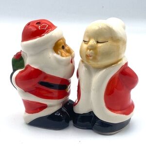 Vintage Kissing Santa & Mrs. Claus Salt & Pepper Shakers Holiday   Pre-Owned